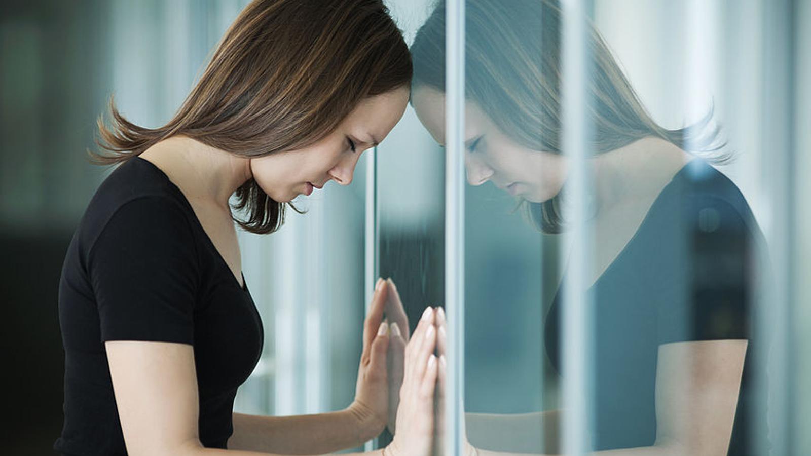 Frau mit Depressionen aufgrund von Chorea Huntington