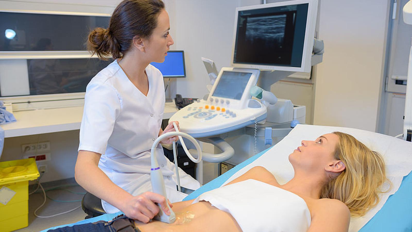 Frau bekommt bei ihrer Frauenärztin eine Ultraschalluntersuchung