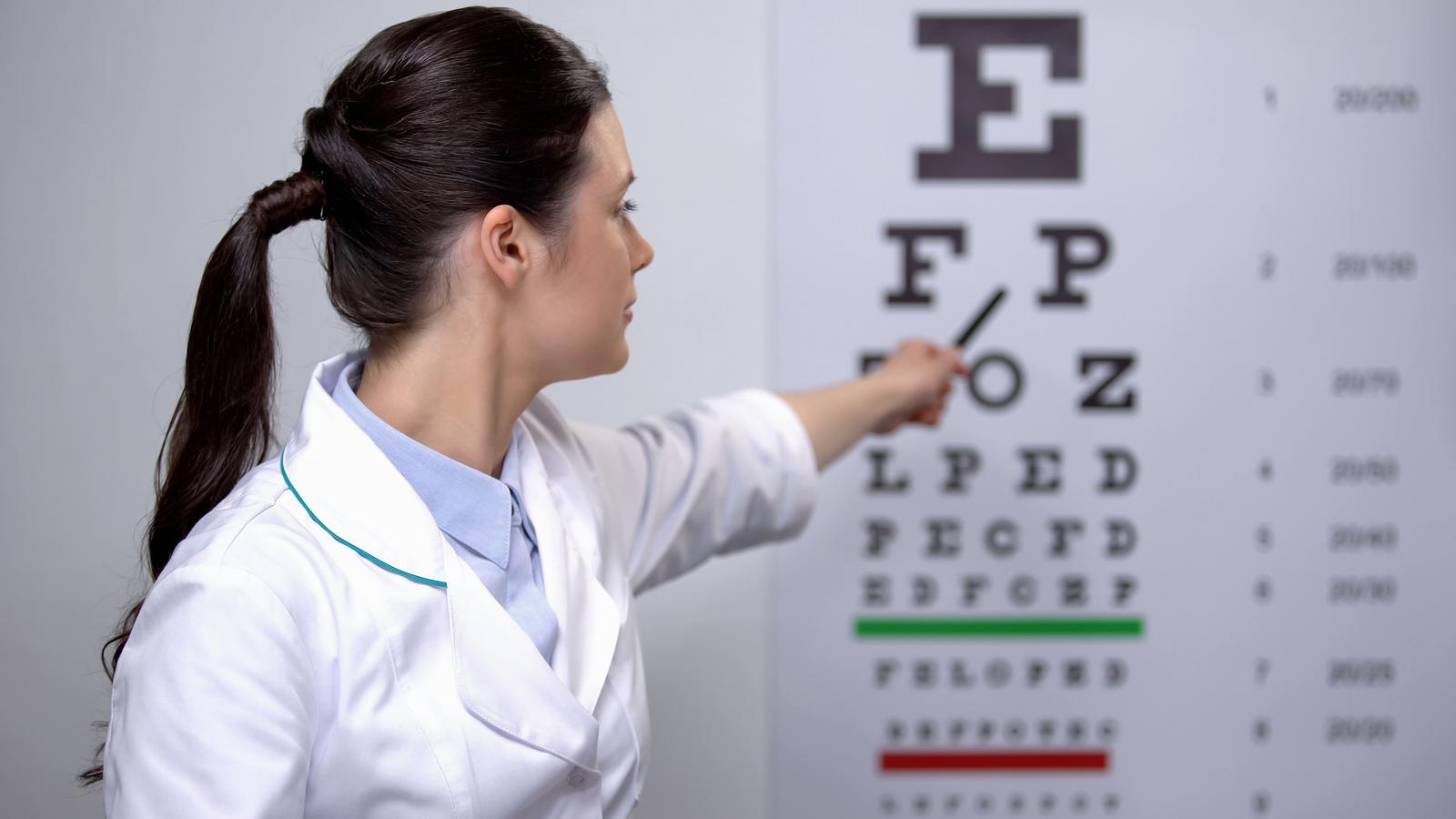 Augenärztin zeigt Buchstaben bei Sehtest
