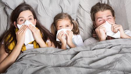 Gesamte Familie liegt mit Grippe im Bett