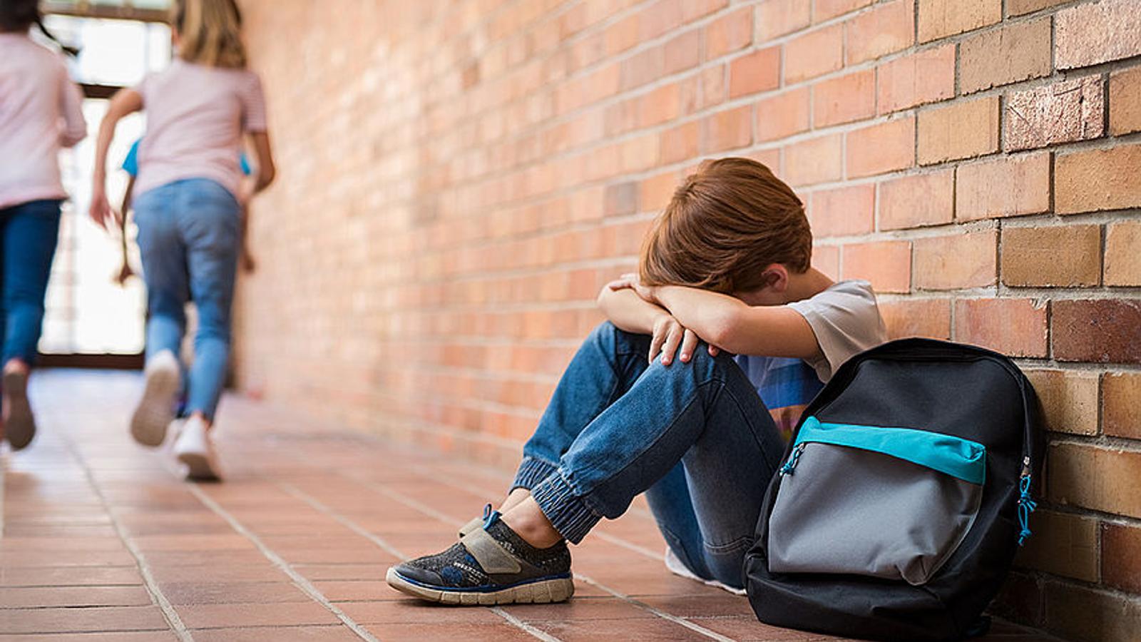 Mobbing-Opfer sitzt traurig in der Schule