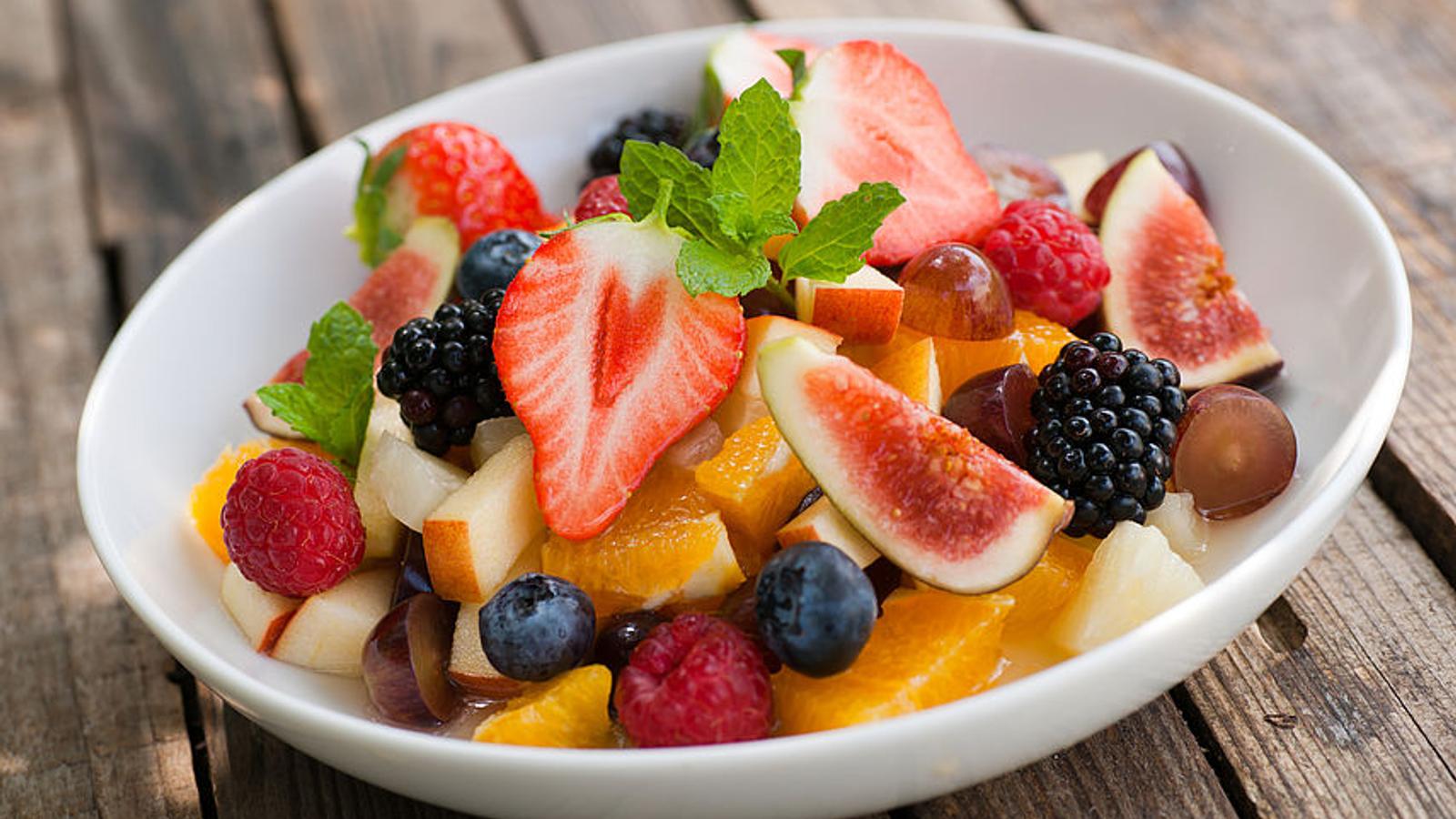 Ein Teller mit vitaminreichen Lebensmitteln wie Erdbeere, Heidelbeere und anderes Obst