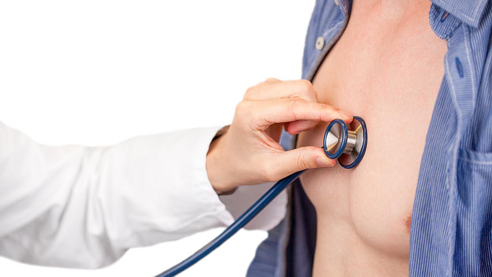 Arzt hört eine Männerbrust mit dem Stethoskop ab