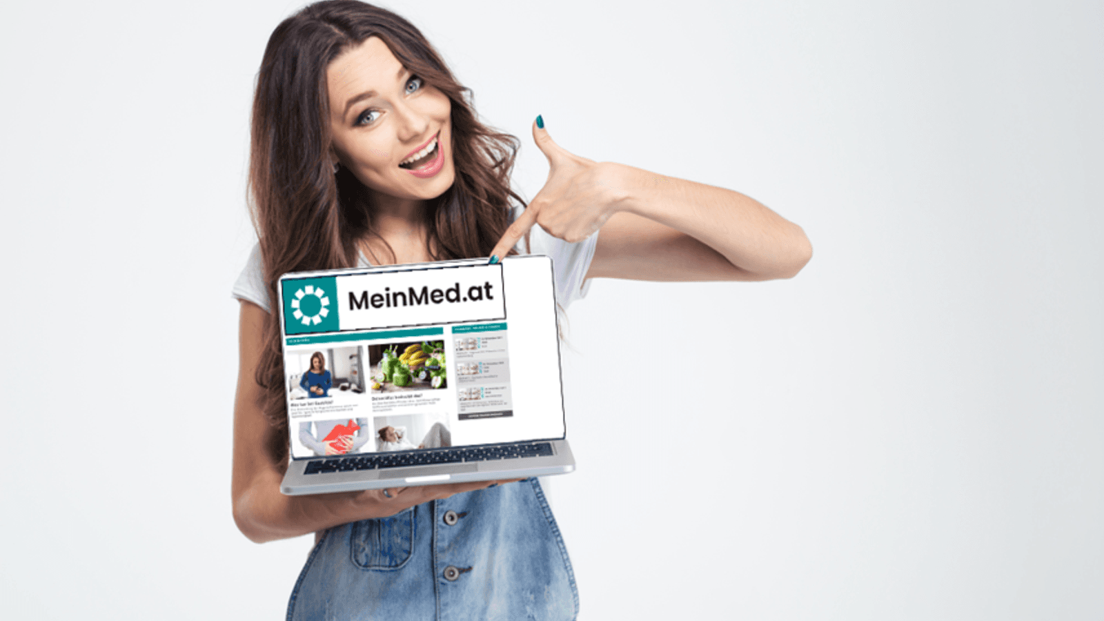 Junge Frau zeigt neue MeinMed-Homepage auf Laptop her.