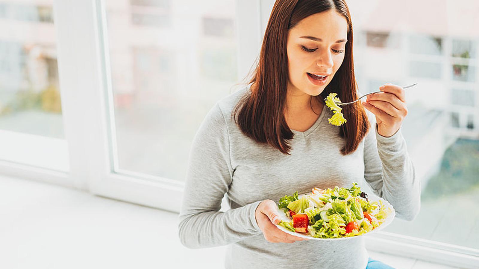 Schwangere Frau ernährt sich gesund