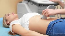 Frau bei einer Ultraschall-Untersuchung