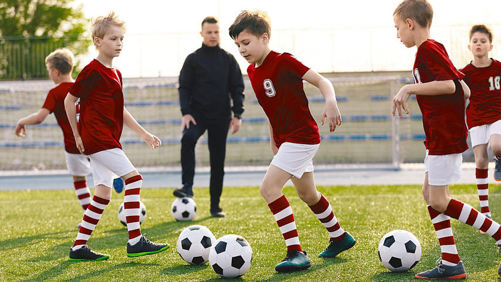 Футбол учит играть. Детский футбольный тренер. Футбол юные звезды. Football teacher Holiday. 35 Football School Training Camp.