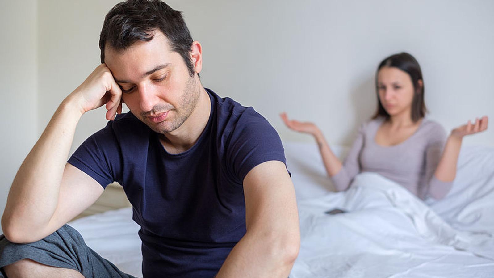 Mann und Frau im Bett sind frustriert weil Mann Potenzprobleme hat