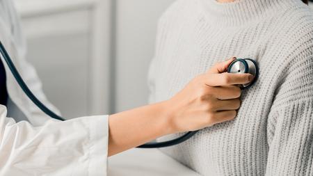 Untersuchungen von A bis Z Ärztin untersucht Patientin