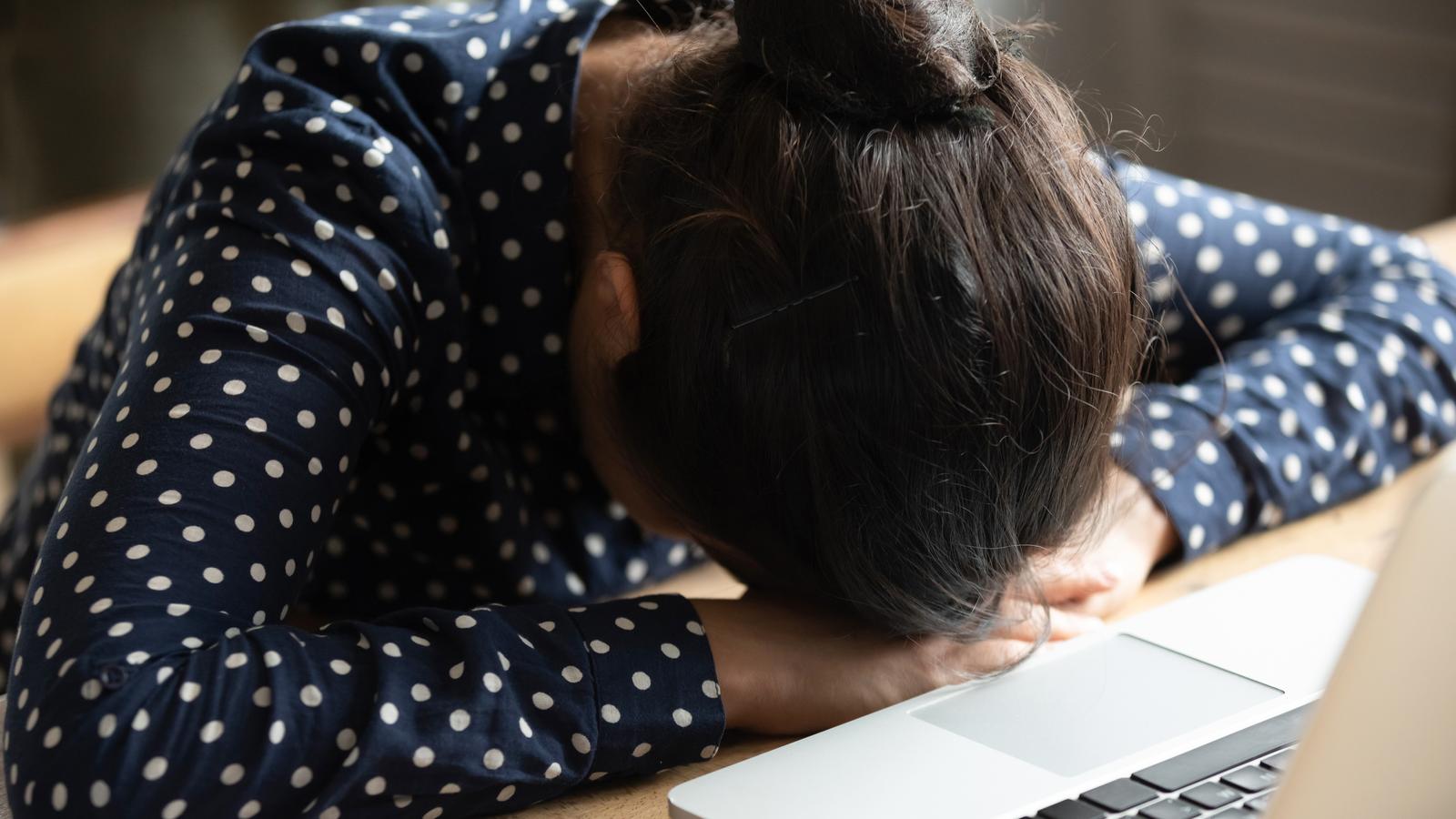 Studentin schläft während der Hausarbeit ein