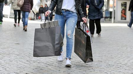 Frau mit Kaufsucht beim Shopping mit Einkaufstaschen