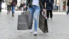 Frau mit Kaufsucht beim Shopping mit Einkaufstaschen