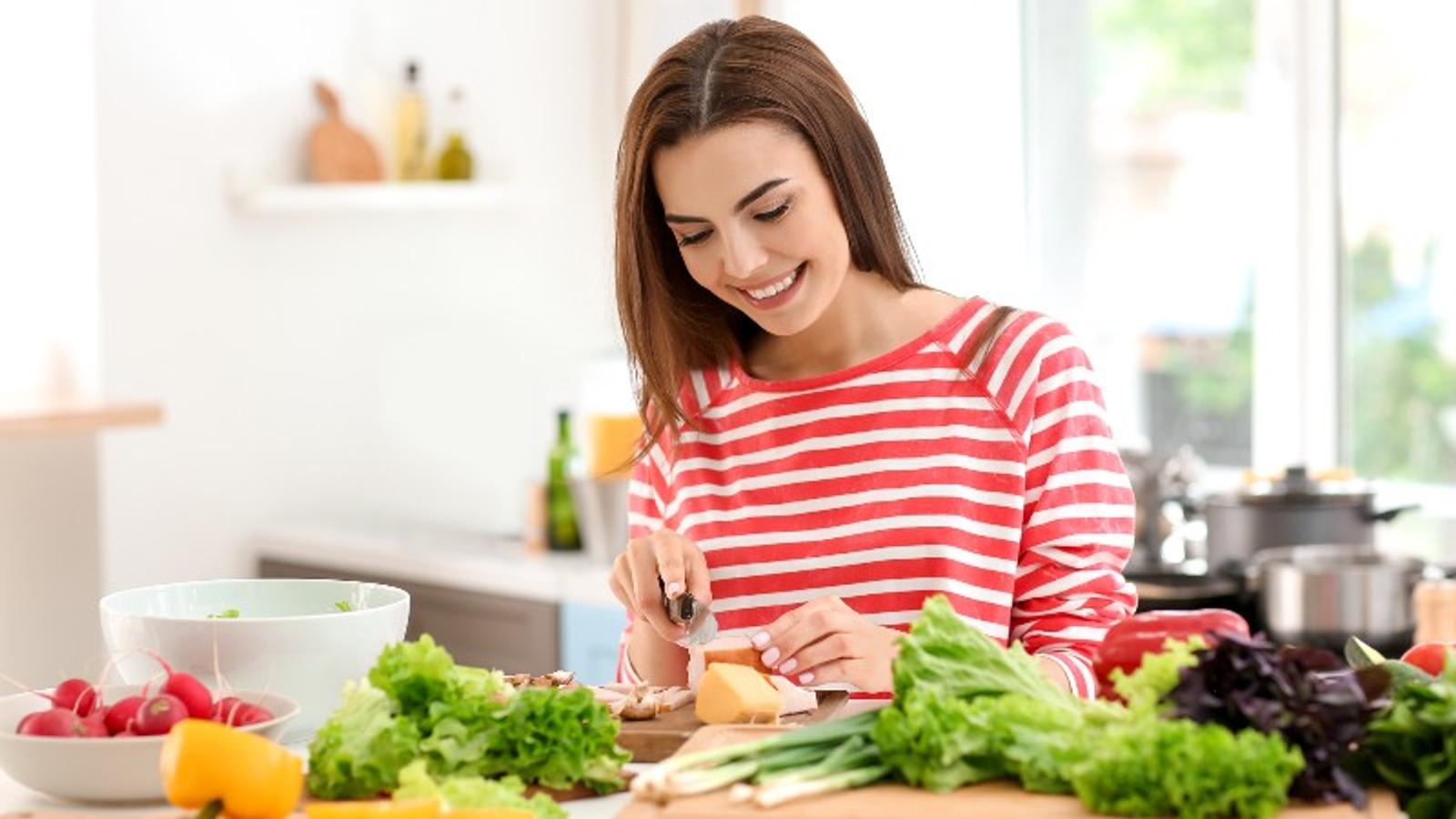 Frau kocht gesund in der Küche.