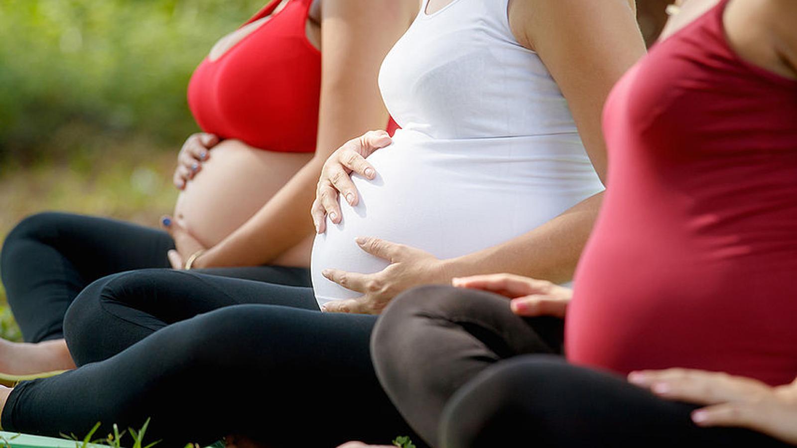 Schwangere Frauen sitzen beim Geburtsvorbereitungskurs