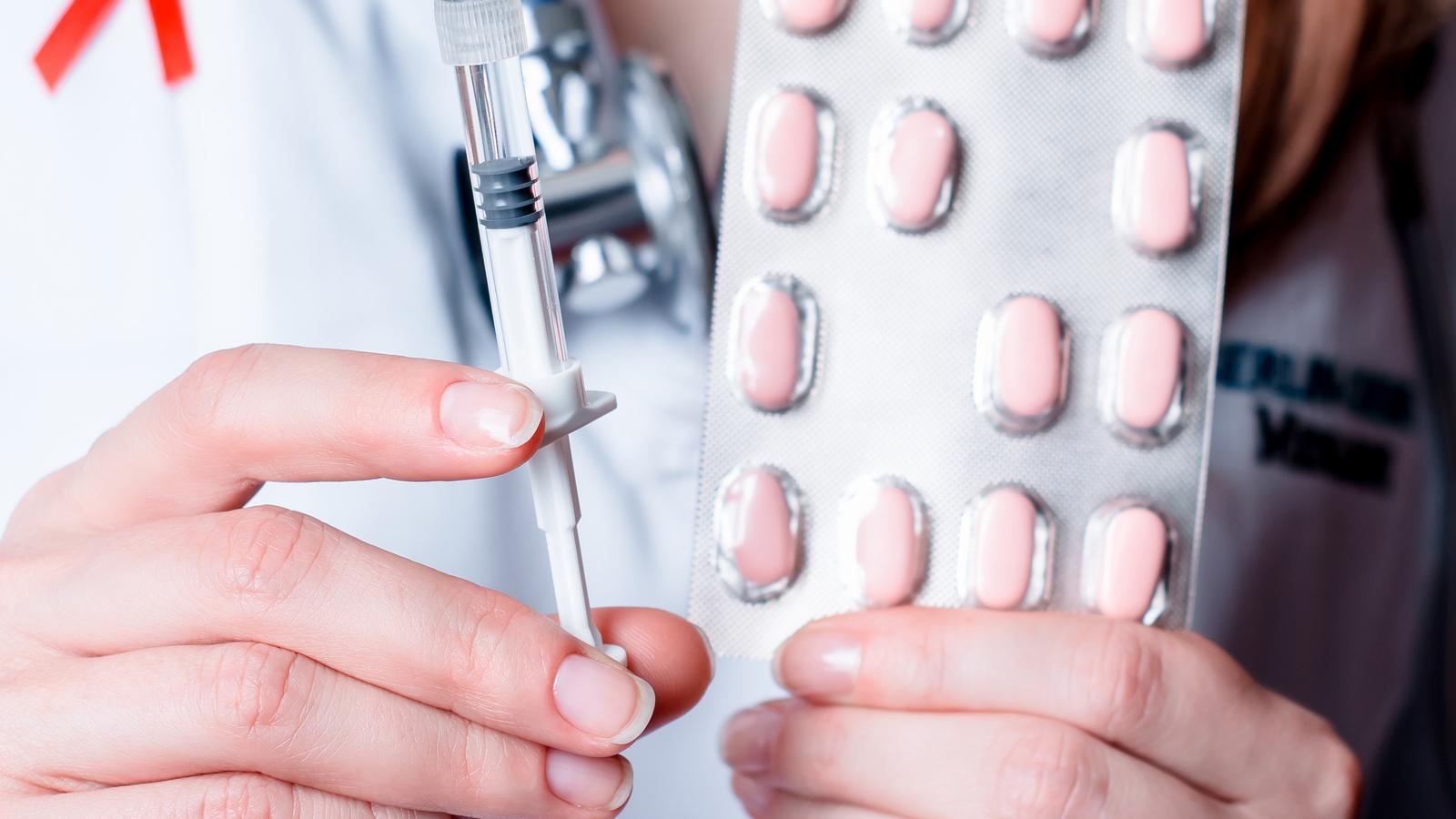 DFP-Praxiswissen: HIV-Postexpositionsprophylaxe Ärztin mit Red Ribbon, Spritze und Tabletenblister