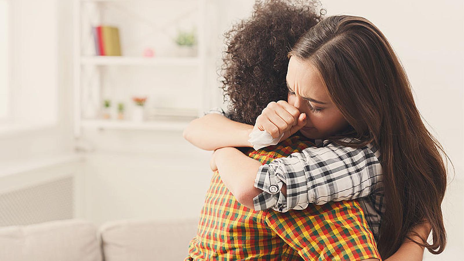Frau mit Depressionen umarmt ihre beste Freundin