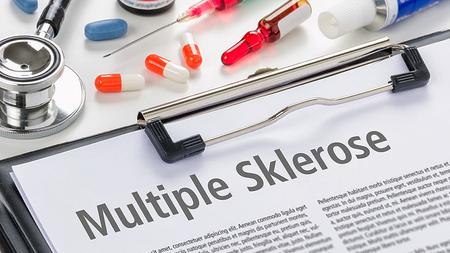 Abbildung Artikel über Multiple Sklerose mit Medikamenten und Spritze