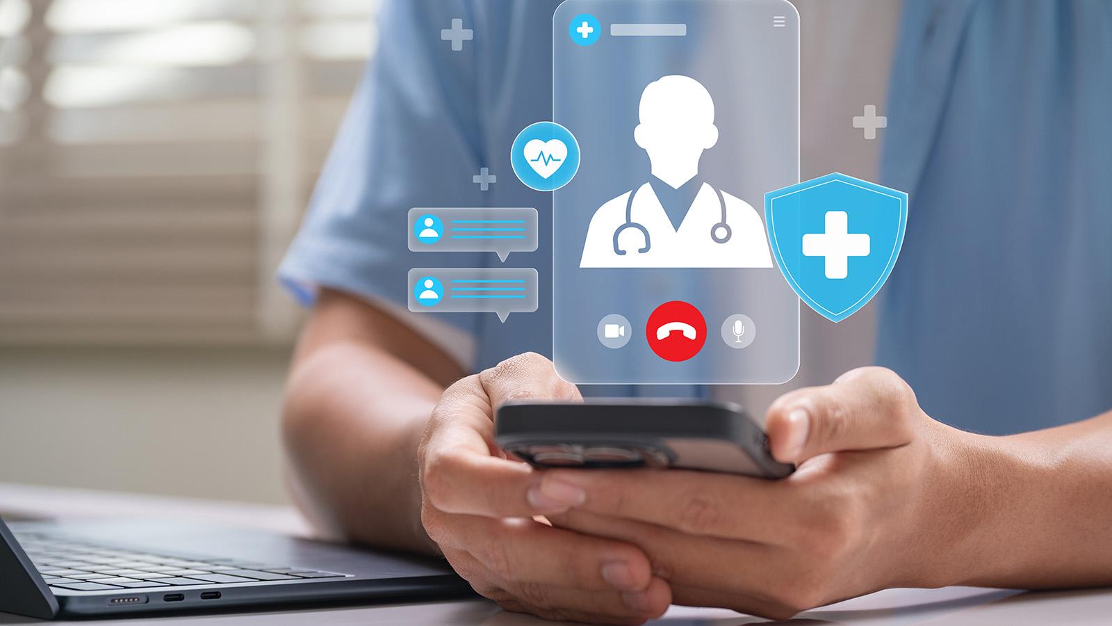 Patient hält Smartphone in der Hand und lässt sich von der KI medizinisch beraten