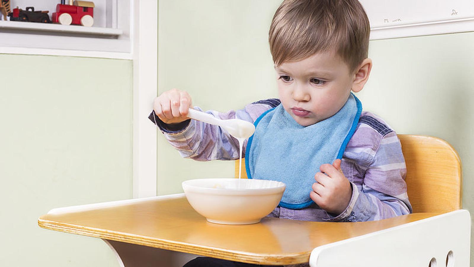 Kleiner Bub ist vom Essen nicht begeistert. 