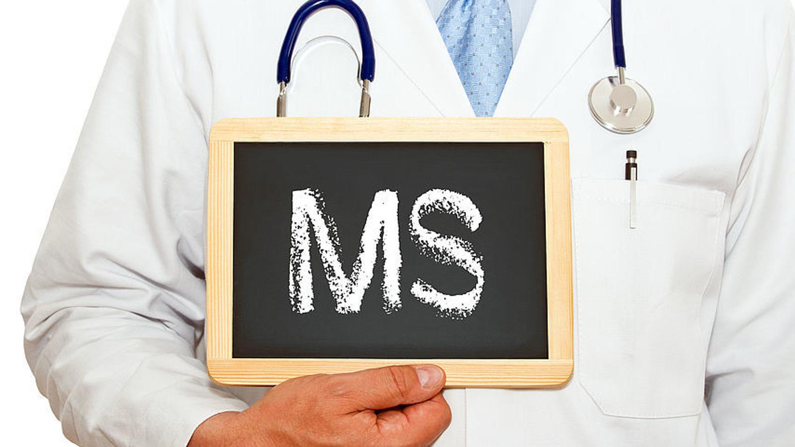 Arzt mit Tafel mit Diagnose &quot;MS&quot; in der Hand