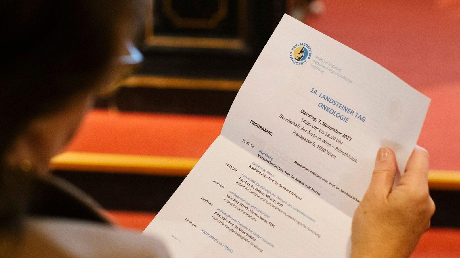 Das war der Karl Landsteiner Tag 2023 Frau liest Programm des Karl Landsteiner Tag
