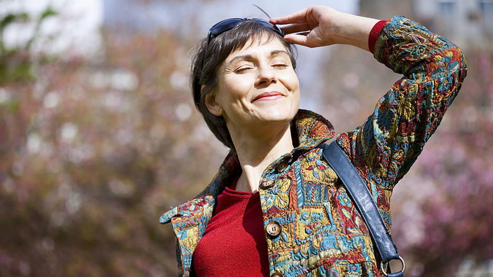 Frau steckt ihren Kopf in die Sonne