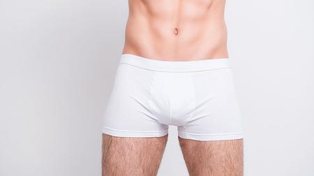 Mann in weißer Unterhose