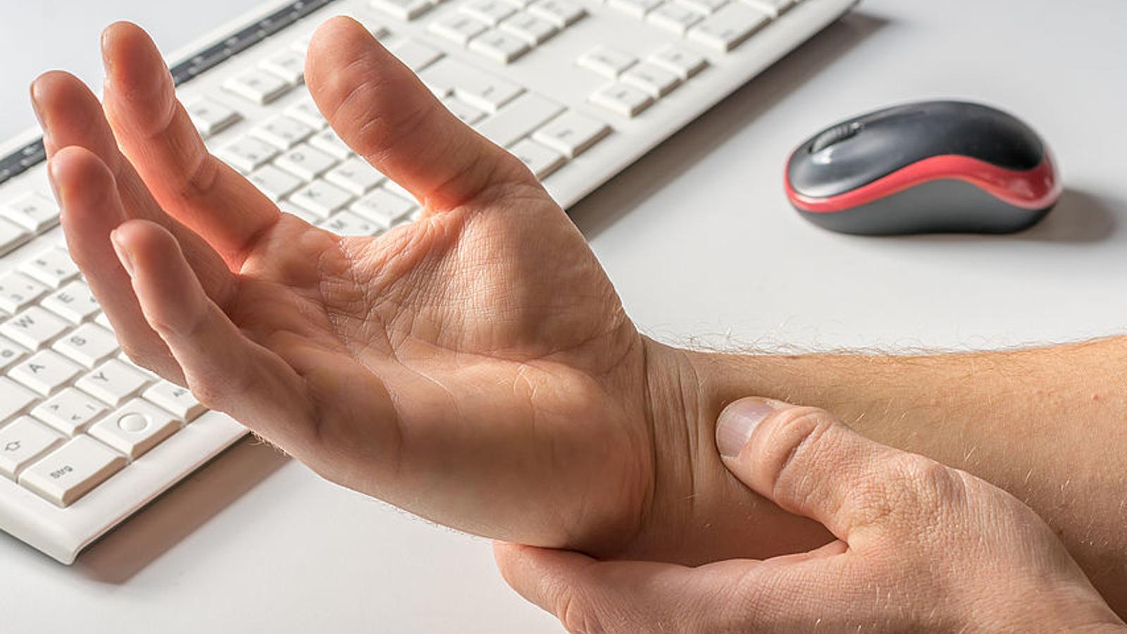 Mensch hat Schmerzen in der Hand