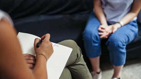 Person mit bipolarer Störung bei einer Therapiesitzung