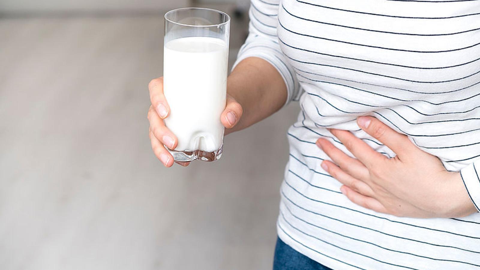 Frau mit Glas Milch in der Hand. 