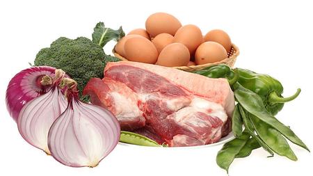 Verschiedene Produkte, die eisenhaltig sind, wie rohes Fleisch, Eier und grünes Gemüse