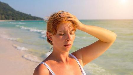 Hitze: Frau am Strand bekommt Sonnenbrand und Sonnenstich