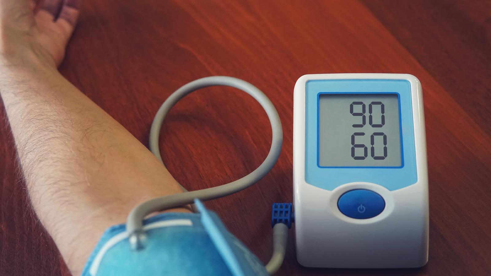 Blutdruckgerät zeigt niedrigen Blutdruck (Hypotonie)