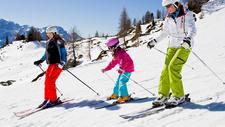 Familie beim Skifahren. 