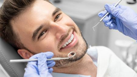 Mann bekommt beim Zahnarzt eine Behandlung