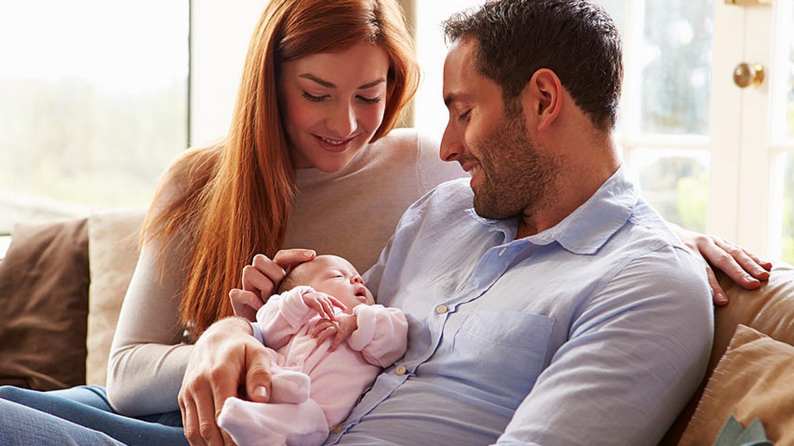 Eltern halten ihr Baby in der Hand