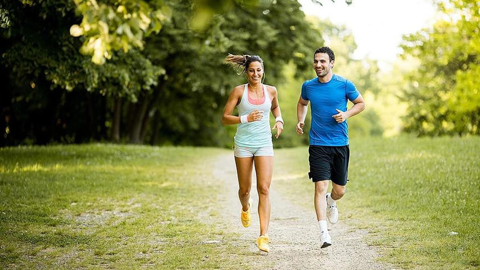 Junger Mann und junge Frau mit Depressionen joggen im Park