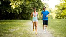 Junger Mann und junge Frau mit Depressionen joggen im Park
