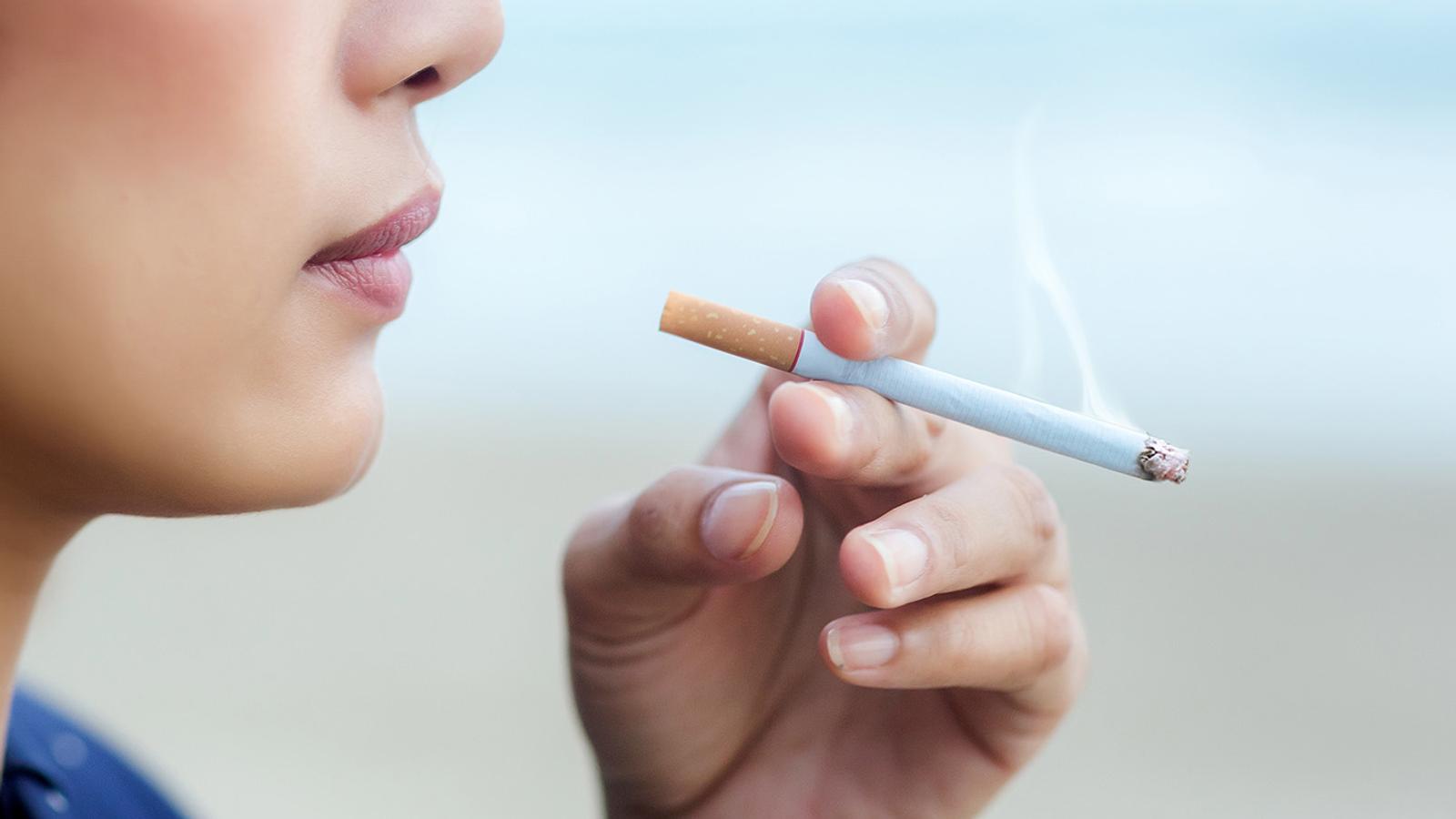 Frau mit COPD raucht Zigarette