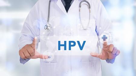 Arzt hält ein HPV-Schild in der Hand