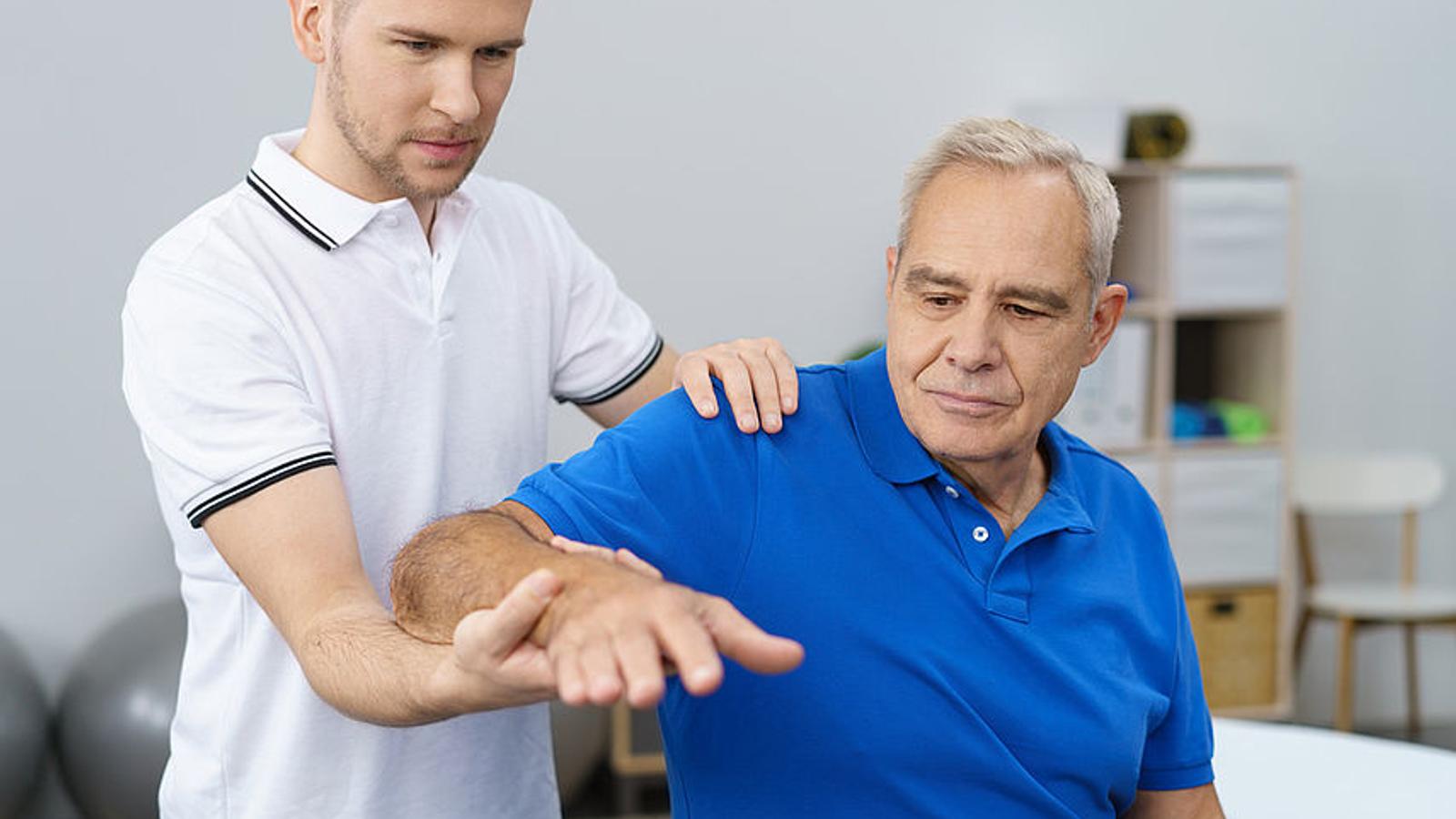 Mann bei physiotherapeutischer Behandlung.