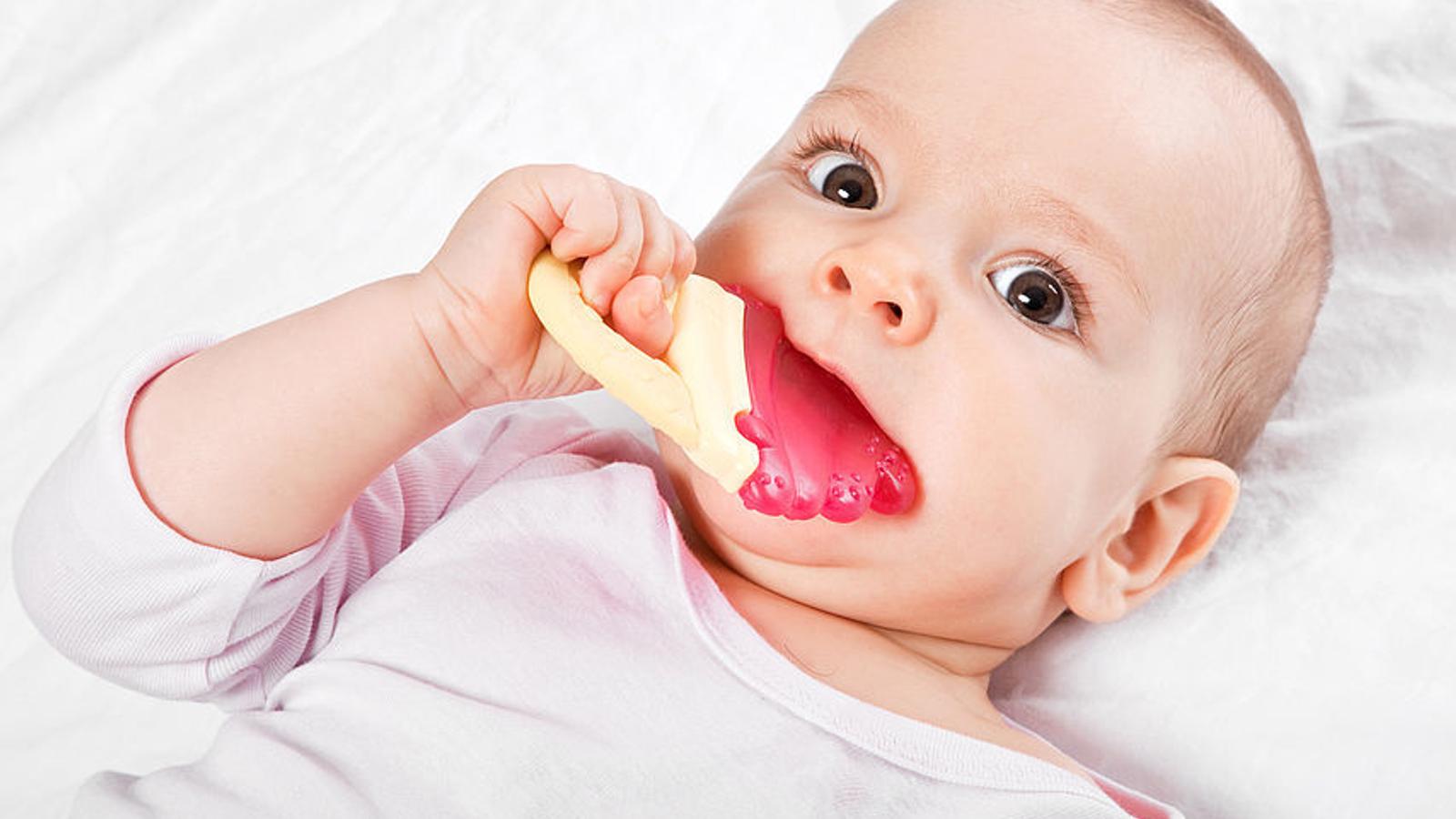 Baby mit Beißring im Mund. 