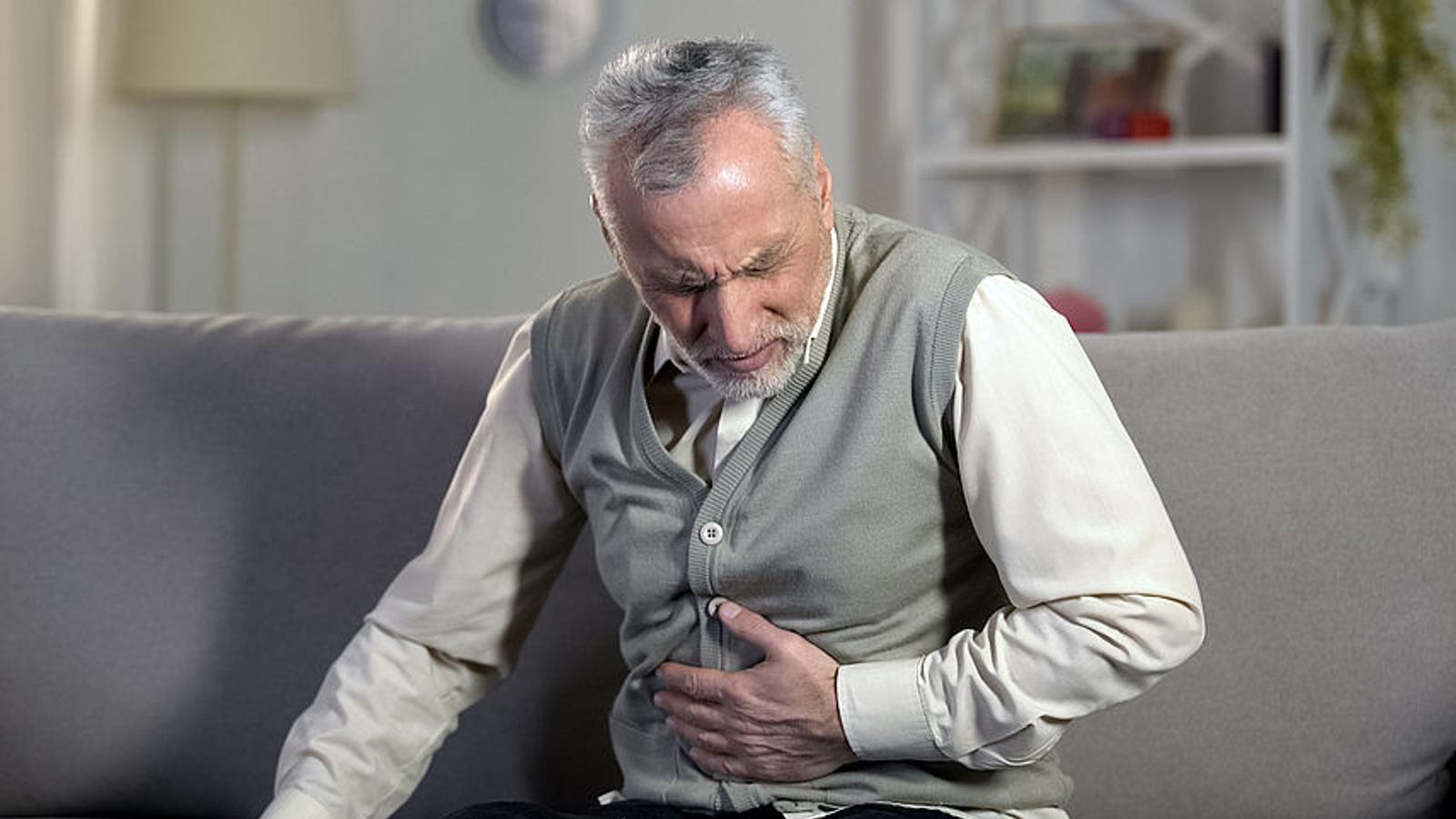 Älterer Mann greift sich wegen Divertikulitis auf den Bauch
