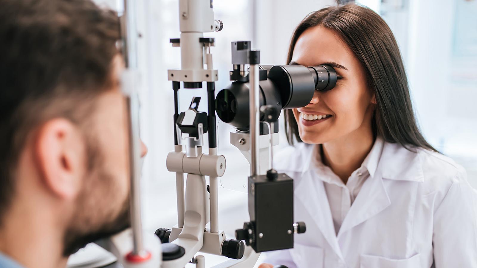 Augenärztin untersucht Augen eines Patienten