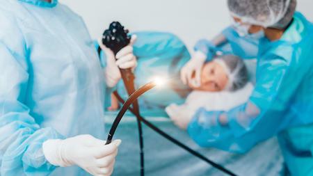 Arzt führt eine Endoskopie der Speiseröhre durch
