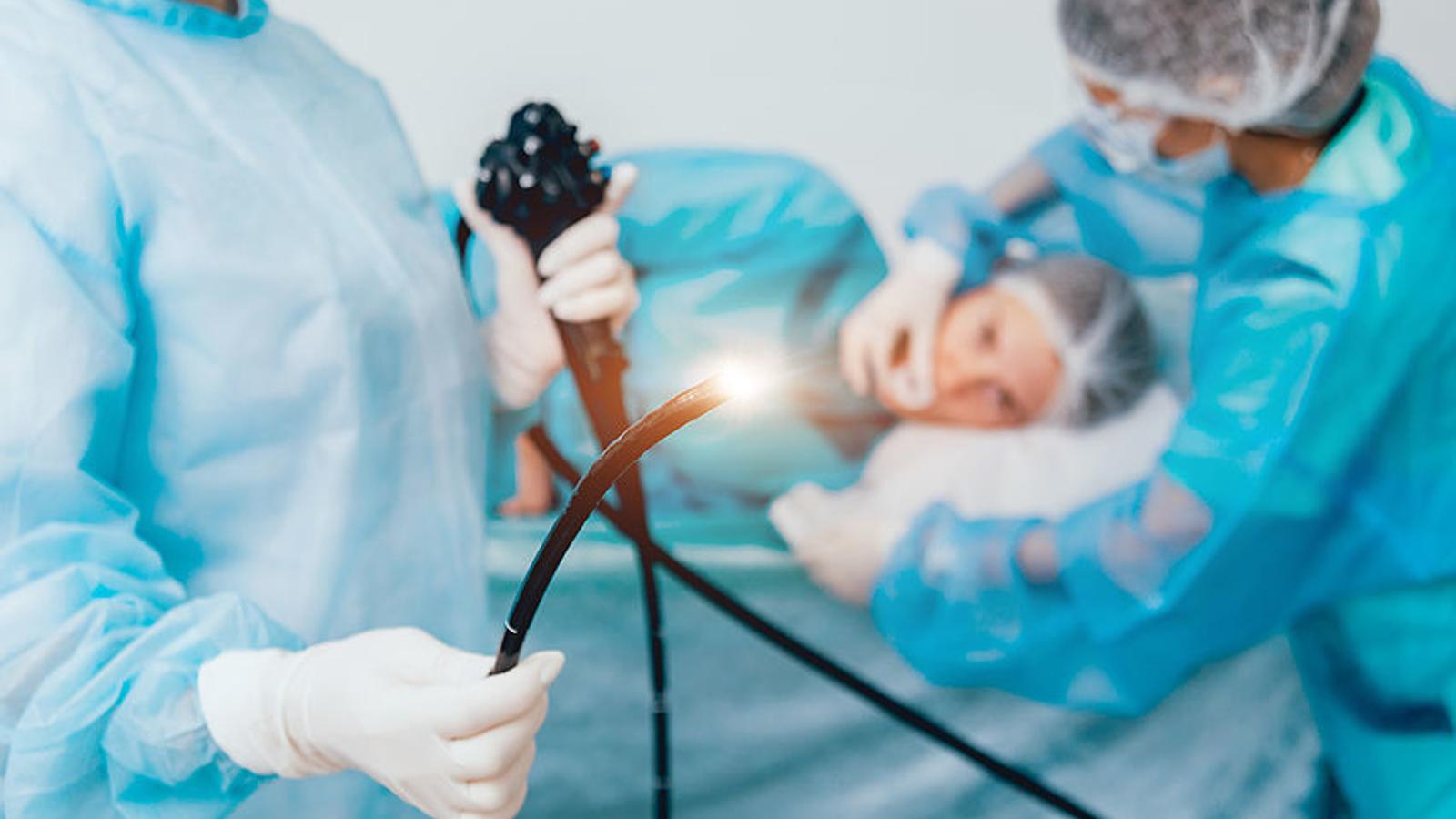 Arzt führt eine Endoskopie der Speiseröhre durch