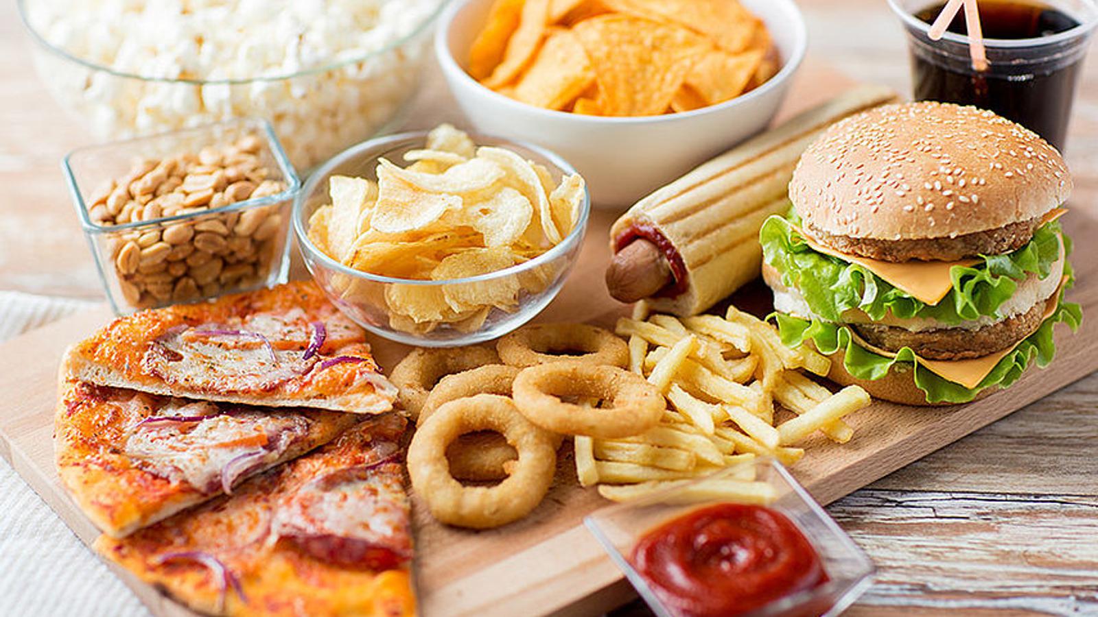 Buffet mit fettigen Speisen für Mensch mit Binge Eating Disorder