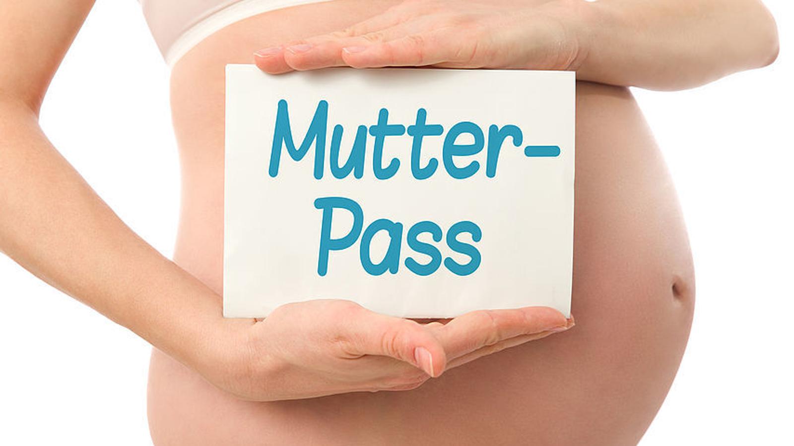 Schwangere Frau hält Schild &quot;Mutter-Pass&quot; vor dem Bauch