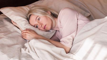 Depression: Traurige Frau im Bett