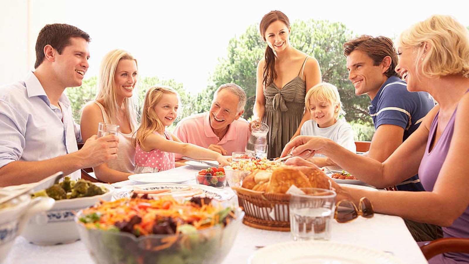 Eine große Familie beim Essen am Tisch